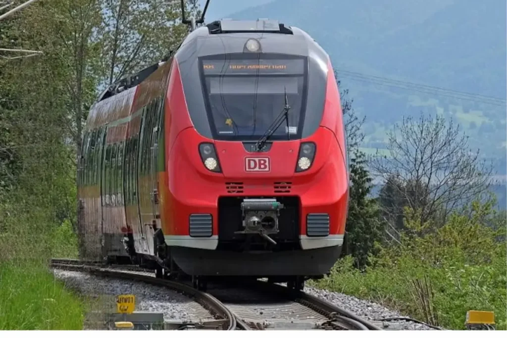 Gast mit Gästekarte steigt in Oberammergau in einen Regionalbus – nachhaltige Mobilität im Ammertal dank kostenloser Bus- und Bahnnutzung.